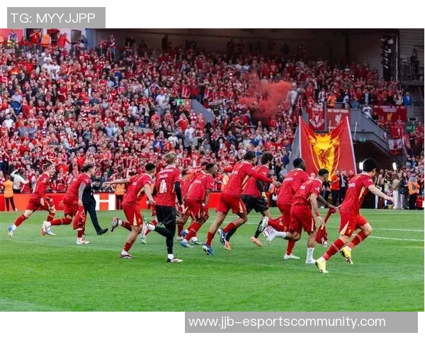 世界杯激战利物浦与曼联握手言和神扑瞬间让全场沸腾