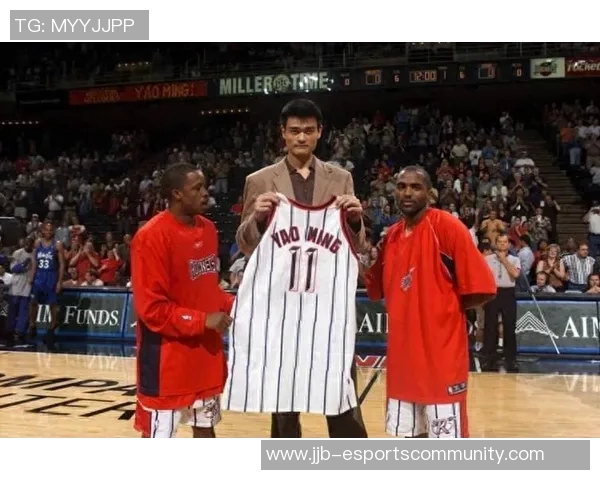 姚明后仰投球技惊四座展现篮球巨星风范与精准投射能力