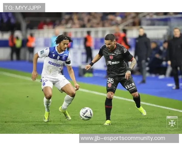 友谊赛精彩回顾：里昂逆转波尔图帽子戏法点燃全场激情