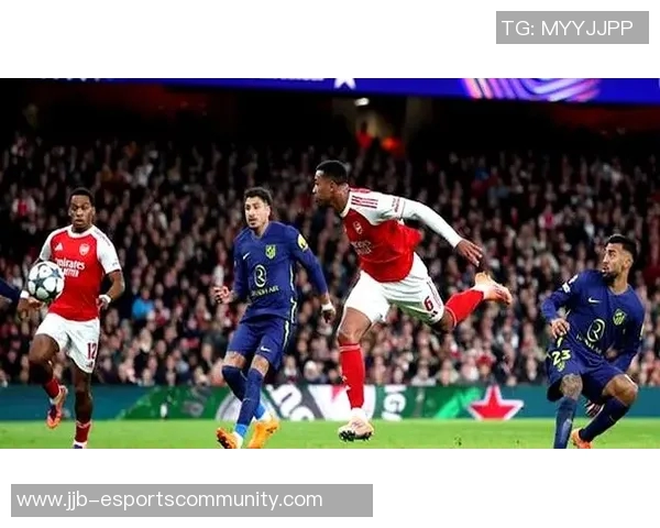 英超激战:里昂大胜马竞四球逆转引发转会风波全场沸腾 英超激战:里昂大胜马竞四球逆转引发转会风波全场沸腾