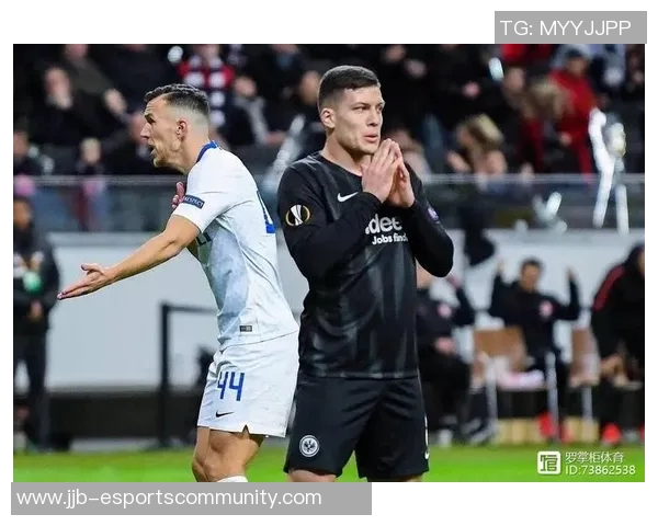 德甲焦点战波尔图与曼联战平帽子戏法瞬间点燃全场激情 德甲焦点战波尔图与曼联战平帽子戏法瞬间点燃全场激情