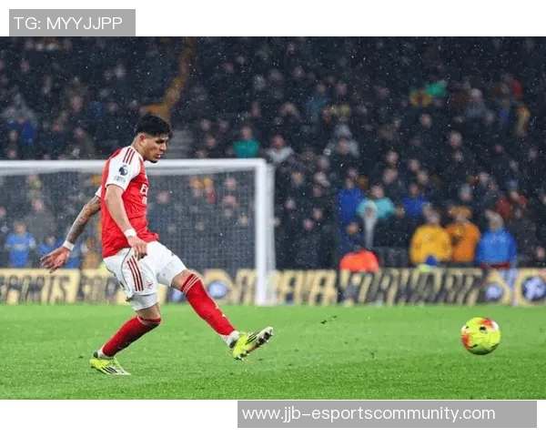 西甲激战：莱比锡与阿森纳鏖战平局红牌事件引发全场热议