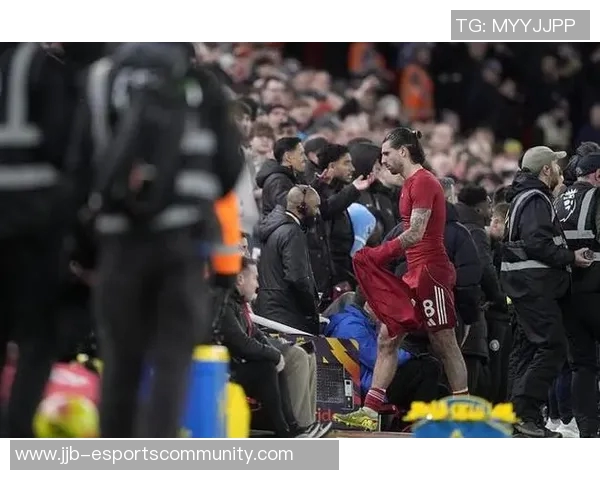 莱比锡逆袭利物浦3-0绝杀瞬间引发争议判罚全场沸腾 莱比锡逆袭利物浦3-0绝杀瞬间引发争议判罚全场沸腾